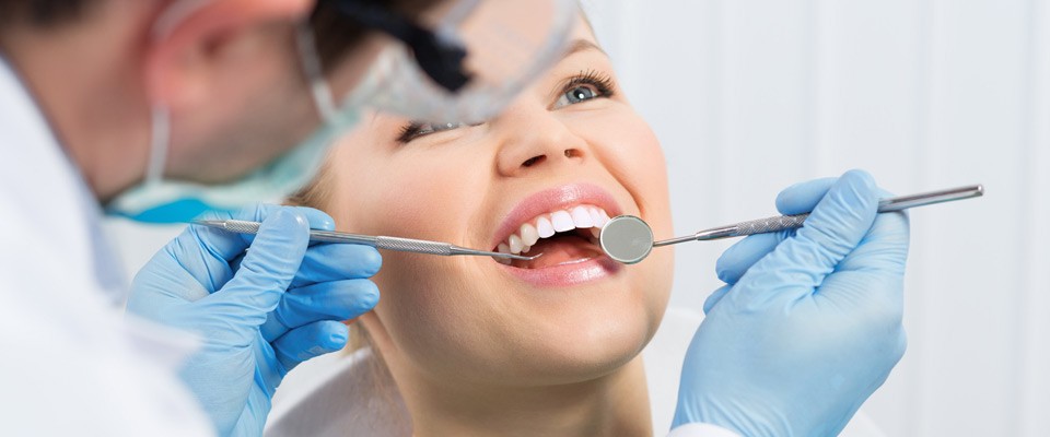 ProphylaxeMit regelmäßiger Prophylaxe werden die Zähne Ihrer Kinder wirksam vor Karies geschützt.